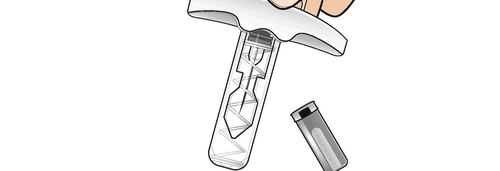 Dispositivo autoiniettante con stantuffo visibile e ago protettivo rimosso pronto per l