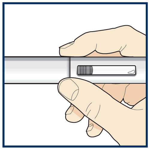 Mano che afferra una penna per insulina con regolatore grigio e ago bianco inserito in un dispositivo di sicurezza