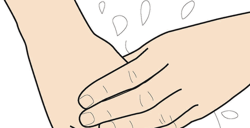 Mano che stringe la pelle del braccio con le dita per preparare un