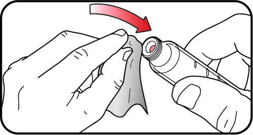 Mano che pulisce il tappo di gomma di una fiala con un tampone imbevuto di alcol prima dell