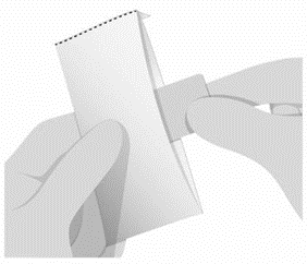 Mano che afferra e strappa un foglio di carta bianco da un supporto grigio con un