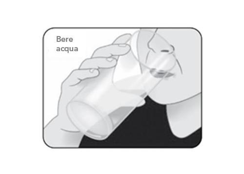 Mano che porta un bicchiere d