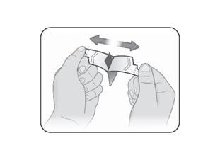 Mani che aprono un blister di compresse farmaceutiche spingendo con le dita per rimuovere la pellicola protettiva