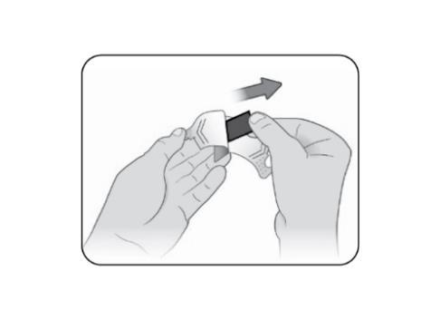 Mano che applica un cerotto adesivo su una cannula sottocutanea inserita nella pelle con freccia direzionale