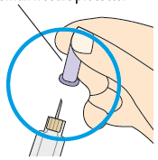 Mano che tiene una siringa con l