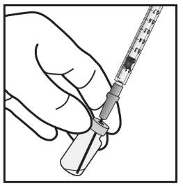 Mano che tiene una siringa collegata a una fiala di vetro trasparente con tappo di gomma