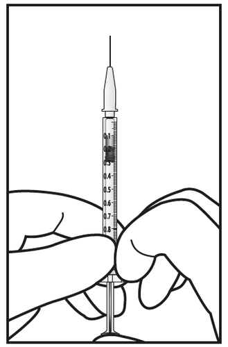 Mano che tiene una siringa con ago inserito nella pelle, evidenziando la scala graduata e la posizione corretta per l