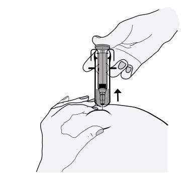 Mano che afferra un dispositivo per iniezione con ago inserito nella pelle e freccia nera che indica la direzione