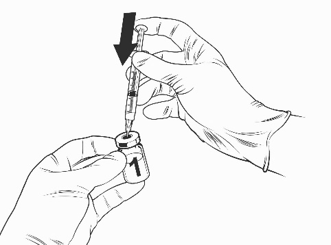 Mano guantata che tiene una siringa e inserisce l