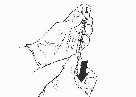 Mano con guanto che tiene una siringa pronta per l