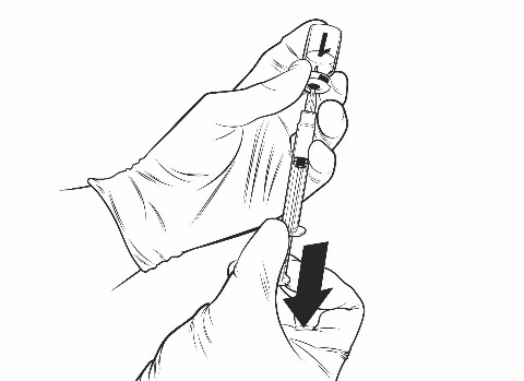 Mano con guanto che tiene una siringa e preme il pistone verso il basso con una freccia nera indicante la direzione