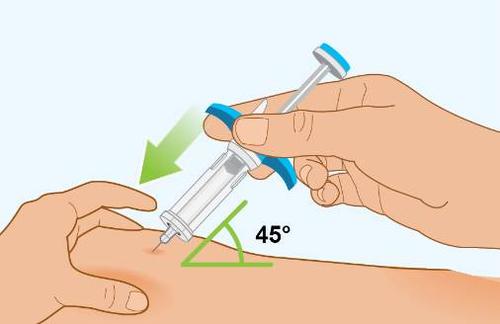 Mano che tiene una siringa inclinata a 45 gradi mentre l