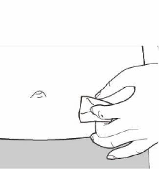 Mano che stringe una garza bianca su un punto di iniezione sulla pelle chiara del braccio