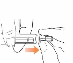 Mano che tiene una siringa preriempita con ago collegato e freccia arancione che indica la direzione di inserimento