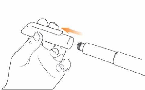 Mano che tiene un dispositivo penna per iniezione con ago avvitato e freccia arancione che indica la direzione di rotazione