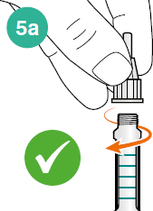 Mano che avvita un ago a una siringa graduata, freccia arancione indica il movimento rotatorio e segno di spunta verde conferma l