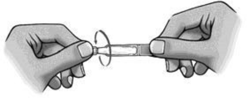 Mani che assemblano un dispositivo medico composto da una siringa e un adattatore trasparente a forma di anello