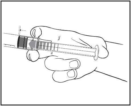 Mano che impugna una siringa con ago inserito sottocute, evidenziata la scala graduata e il pistone in posizione di iniezione