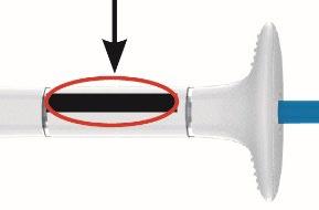 Siringa bianca con stantuffo nero evidenziato da un cerchio rosso e ago blu sulla destra