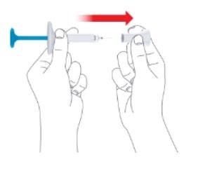 Mani che tengono una siringa pronta per l