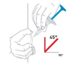 Mano che afferra una siringa blu con ago inserito nella pelle a 45 gradi indicato da un angolo rosso