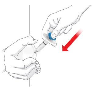 Mano che tiene una siringa preriempita con ago inserito e freccia rossa che indica la direzione di iniezione sottocutanea