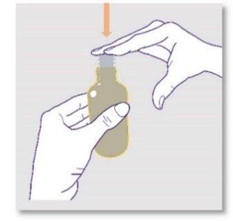 Mani che tengono e ruotano un flacone di vetro marrone con un tappo giallo per l