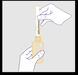 Mano che estrae liquido da una fiala marrone con una siringa graduata trasparente tenuta dall