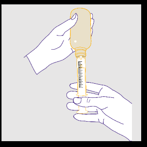 Mano che tiene una fiala di medicinale e una siringa per estrarre il liquido graduato con pistone trasparente