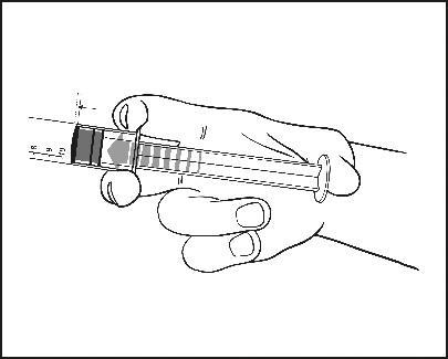 Mano che impugna una siringa preriempita con liquido, ago inserito sotto la pelle del braccio, indicazione di iniezione sottocutanea