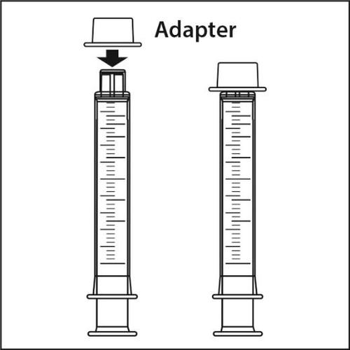 Adattatore che si inserisce in una siringa graduata, mostrando il passaggio da una siringa senza adattatore a una con adattatore e scala graduata visibile