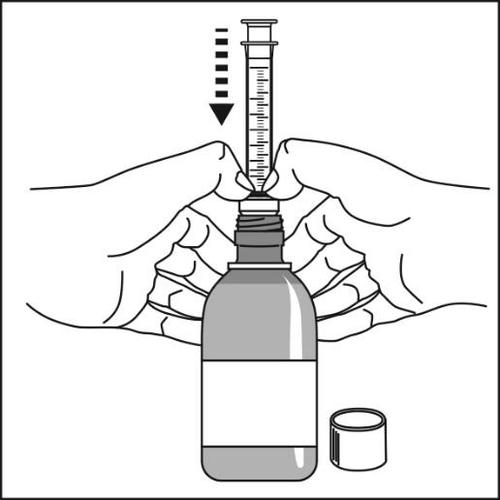 Mani che tengono una fiala e una siringa per estrarre il liquido medicinale con un tappo di gomma a lato