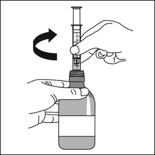 Mano che tira lo stantuffo di una siringa inserita in un flacone medicinale con freccia curva che indica la direzione