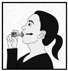 Donna con capelli raccolti che utilizza un inalatore buccale con freccia indicante l