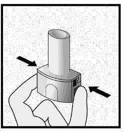 Mano che tiene un dispositivo cilindrico grigio con un pulsante e due frecce nere che indicano le direzioni laterali