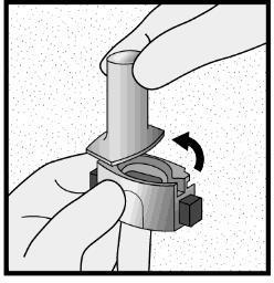 Dispositivo di iniezione con due componenti che si incastrano e una freccia nera indica la direzione di rotazione