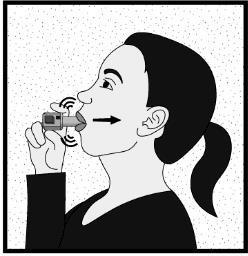 Donna con capelli raccolti che utilizza un inalatore con indicazioni di inspirazione profonda e attivazione