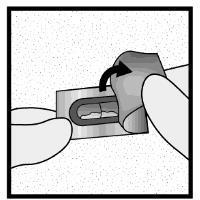 Mano che afferra una cartuccia medicinale grigia con una freccia curva nera che indica la direzione di inserimento