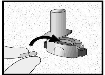 Cartuccia medicinale con stantuffo e cappuccio protettivo, freccia curva indica il movimento di rimozione del cappuccio