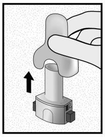 Dispositivo autoiniettante con ago protetto da cappuccio, freccia nera indica direzione di estrazione