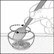 Medicinale in polvere contenuto in un bicchiere trasparente mescolato con un cucchiaio metallico frecce indicano il movimento rotatorio