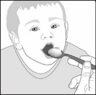 Bambino che riceve un farmaco liquido con un cucchiaino tenuto da una mano adulta