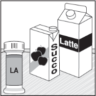 Due contenitori di latte, uno a forma di mattone con la scritta "Latte" e un logo di mele, l