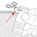 Mano che apre una bustina contenente granuli, forbici vicine e freccia rossa che indica il punto di apertura della bustina
