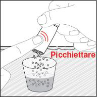 Mano che picchietta delicatamente un flacone cilindrico sopra un contenitore pieno di palline metalliche argentate