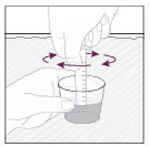 Mano che tiene una siringa sopra un bicchiere con liquido, frecce circolari indicano la rotazione per miscelare il contenuto