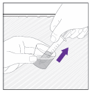 Mano che tiene una siringa e preleva il farmaco da una fiala con stantuffo e freccia viola che indica la direzione