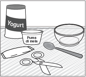 Vaschetta di yogurt, ciotola con purea di mela, bustina, forbici e cucchiaino su una superficie a righe