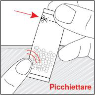 Busta con granuli bianchi trattenuta da un dito, forbici che aprono la busta e freccia rossa che indica di picchiettare