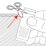 Mano che apre un blister di compresse con delle forbici, freccia rossa indica il punto di apertura del confezionamento